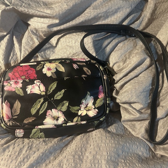 Karl Lagerfeld Black Floral Camera Crossbody Bag NWT - Picture 3 of 4